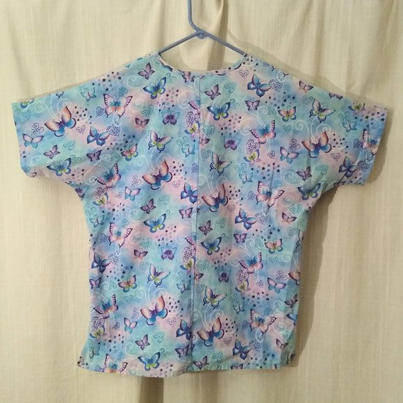 Light Blue Butterflies & Hearts Scrub Top 🦋💜 - Picture 4 of 4